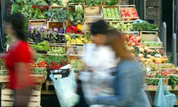 Sale la fiducia dei consumatori, cala per le imprese