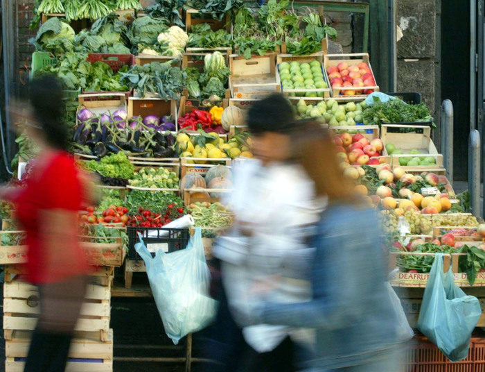 Sale la fiducia dei consumatori, cala per le imprese