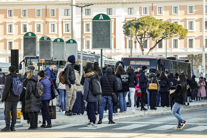 Garante: 'Oltre millecento scioperi nel 2023, quasi il 40% nei trasporti'