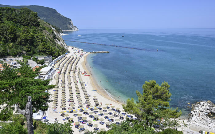 Ferie al mare, salgono ancora i prezzi +8% e calano gli italiani