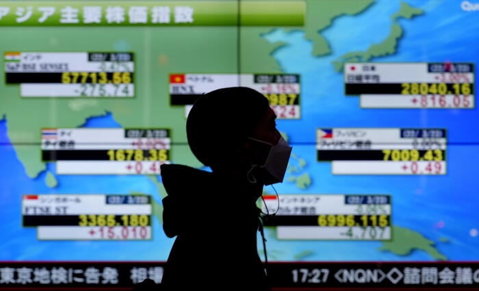 Borsa: Asia in ordine sparso con i dati cinesi, Tokyo chiusa