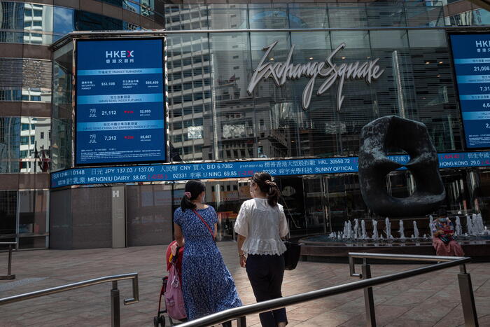 Borsa: Hong Kong negativa, apre a -0,59%