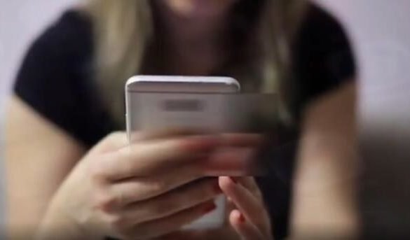 In 10 anni spesa italiani per telefoni scende di 6 miliardi