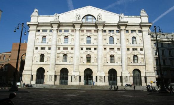 Borsa: Milano chiude in calo, il pil cinese frena la moda