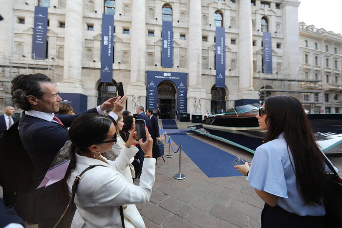 Borsa: Milano apre in calo, -0,3%