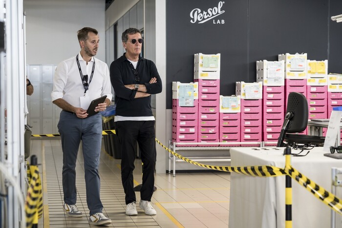 EssilorLuxottica, festa nella casa degli occhiali Persol