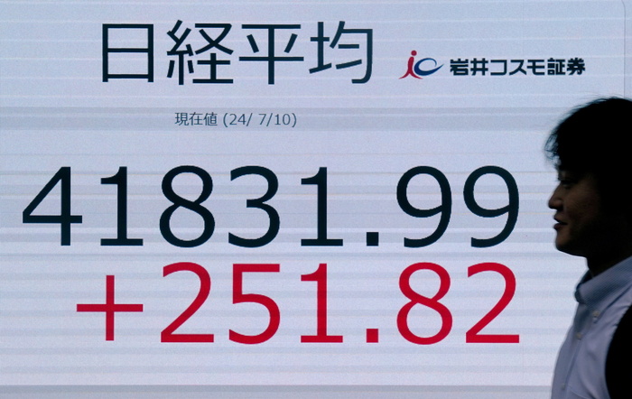 La Borsa di Tokyo +0,94%, la prima volta sopra quota 42mila