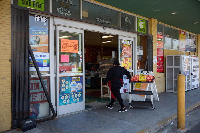 Le richieste di sussidi alla disoccupazione Usa calano