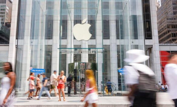 Apple sopra le attese ma frena in Cina. Balzo dell'utile Amazon