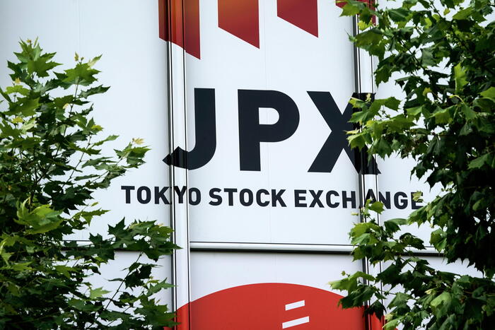 Borsa: Tokyo crolla in apertura, Nikkei -4,24%