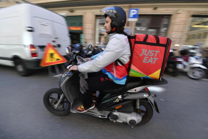 Algoritmo sanziona i rider per low performance, protesta la Cgil