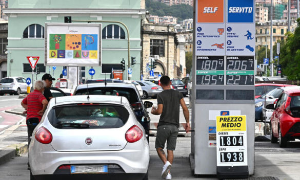 Prezzo medio benzina self a 1,749 euro, gasolio 1,632