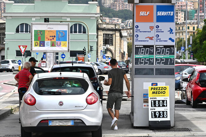 Prezzo medio benzina self a 1,749 euro, gasolio 1,632