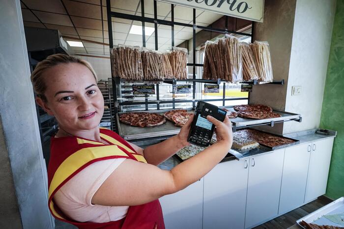 In estate +24,5% per pagamenti cashless, in calo stranieri