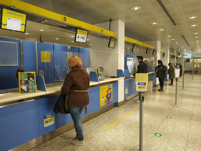 Poste: "Manterremo impegno sul servizio universale"