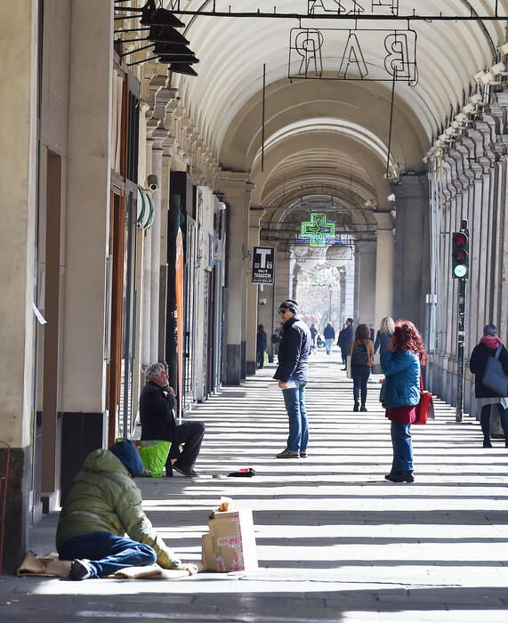 Istat, nel 2023 in povertà assoluta 2,2 milioni di famiglie