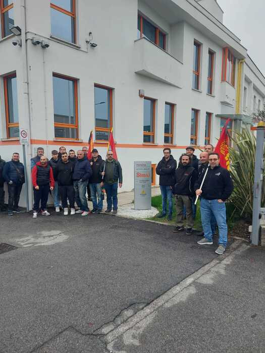 Bandiere a lutto davanti alla Toyota di San Donato Milanese